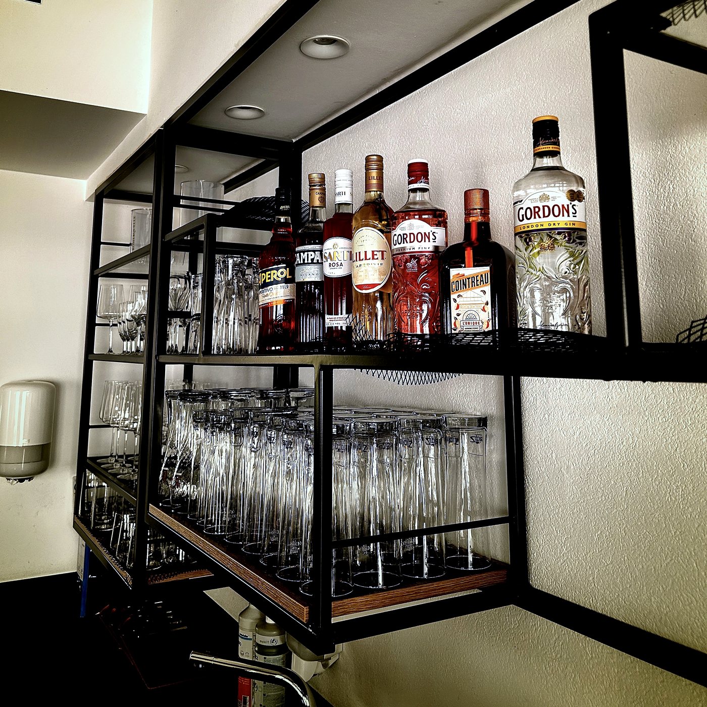 Die Bar bei Otto's — Aperitifs, Gin und frisch polierte Gläser